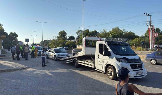 Yayaya yol vermek istedi, 3 araç birbirine girdi