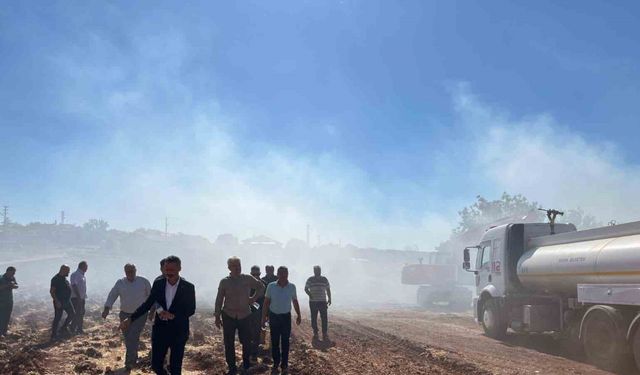 Yerleşim yerlerini tehdit eden yangına, havadan ve karadan müdahale edildi