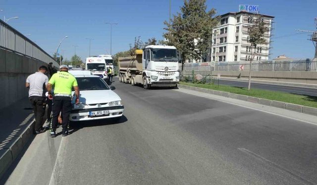 Yolu karıştırarak alt geçide giren yaşlı adama otomobil çarptı