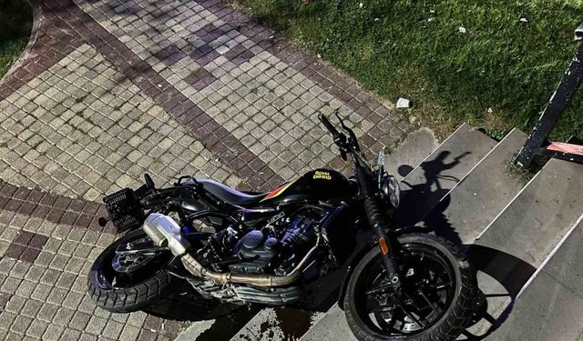 Yolun karşısına geçmeye çalışan yayalara motosiklet çarptı: 1’i ağır 4 yaralı