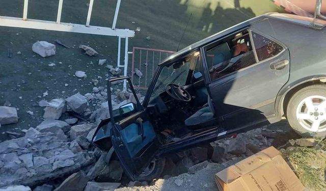Yozgat’ta kontrolden çıkan otomobil okulun bahçesine uçtu
