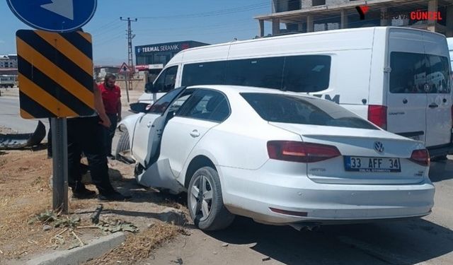 Yüksekova’da iki araç kafa kafa çarpıştı: 2 yaralı