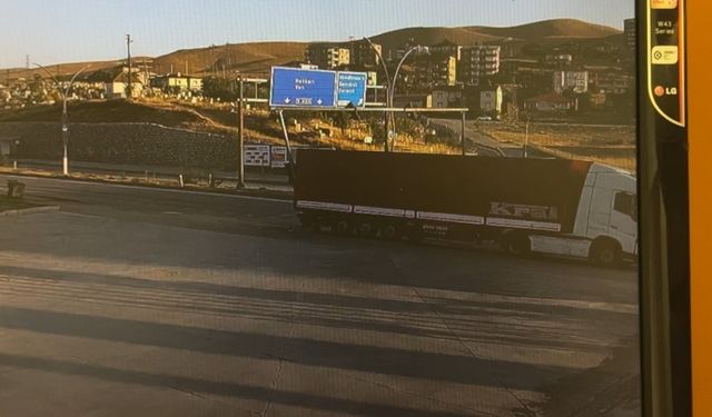Yüksekova’da sinyalizasyon direğine çarpan tır güvenlik kamerasına yansıdı