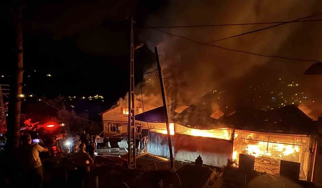 Zonguldak’ta alevler geceyi aydınlattı: 4 ev 1 yeri kullanılmaz hale geldi