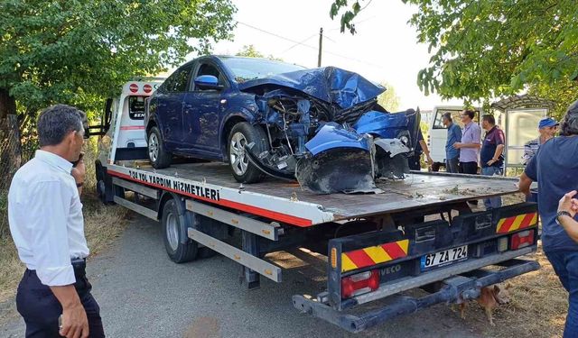 Zonguldak’ta direksiyon hakimiyetini kaybeden otomobil ağaca çarptı