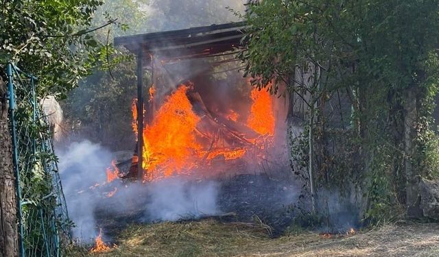 Zonguldak’ta evin önce bahçesinde, sonra çatısında çıkan yangın korkuttu