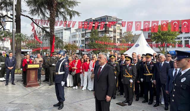 103. Yılında Zafer Bayramı coşkusu Bursa’da çelenk sunumuyla başladı