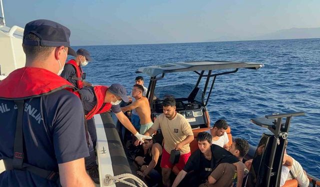 17 düzensiz göçmen kurtarıldı, 1 göçmen kaçakçısı yakalandı