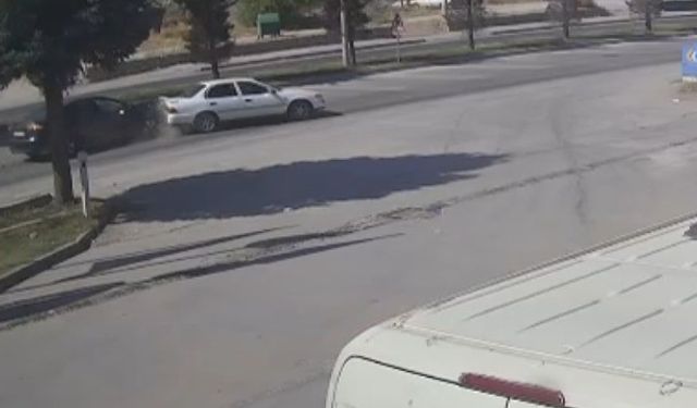 3 aracın karıştığı kaza güvenlik kamerasında