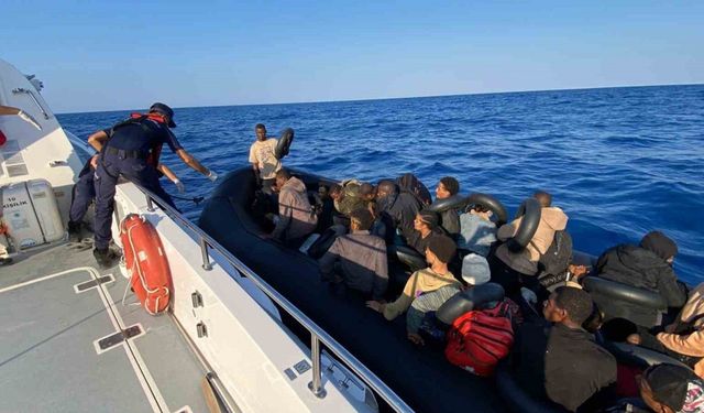 36 düzensiz göçmenin bulunduğu lastik bot arızalanınca Sahil Güvenlik kurtardı