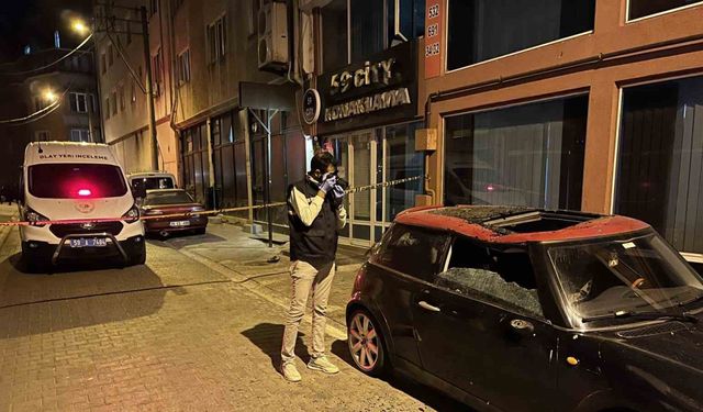 5. kattan düşen genç adamı otomobil kurtardı