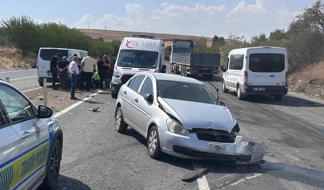 Adıyaman’da U dönüşü yapmak isteyen otomobile araçlar çarptı: 3 yaralı