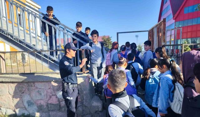 Ağrı’da polis ekipleri okul çevrelerinde denetimlerini sürdürüyor