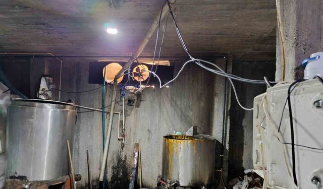 Ağrı’da ruhsatsız işletmede 5 ton 709 kilogram pekmez ele geçirildi