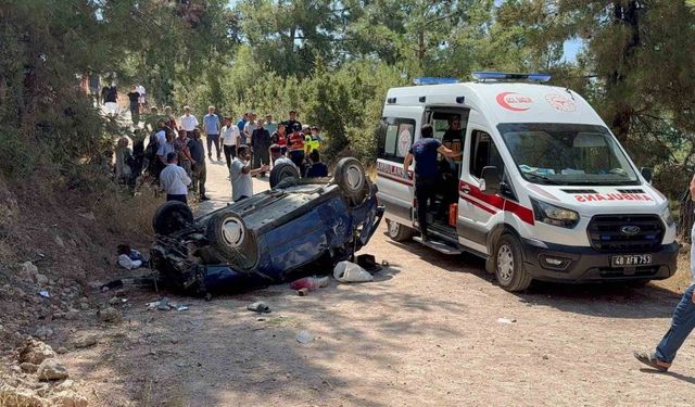 Akrabalarının düğün yemeğine giderken 30 metrelik şarampole yuvarlandılar