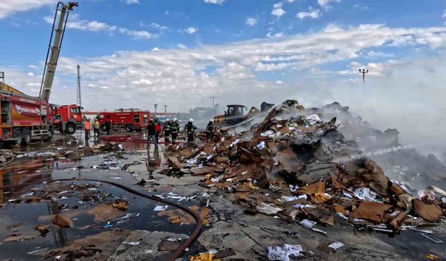 Aksaray’da geri dönüşüm tesisinde yangın paniği