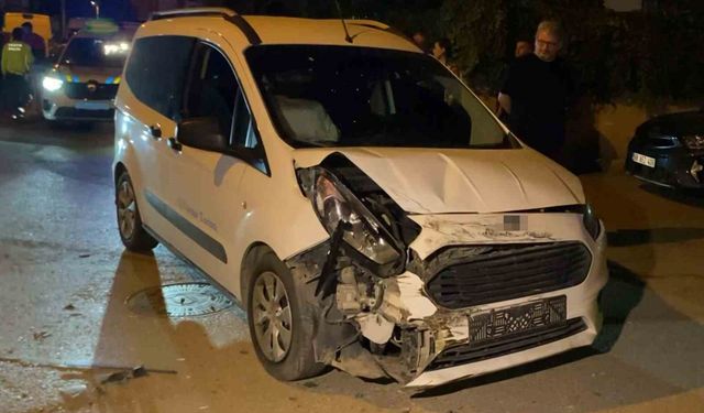 Aksaray’da hafif ticari araç kamyonetle çarpıştı: 3 yaralı