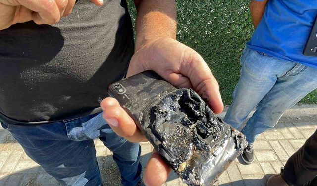Akülerin üzerinde unutulan cep telefonu patladı