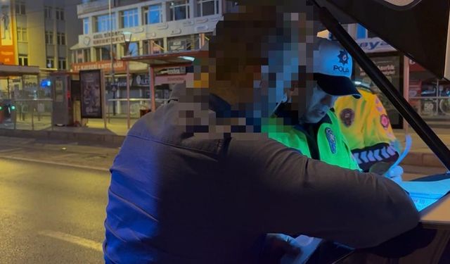 Alkollü sürücü ters yönden ilerleyerek, servis aracına çarptı