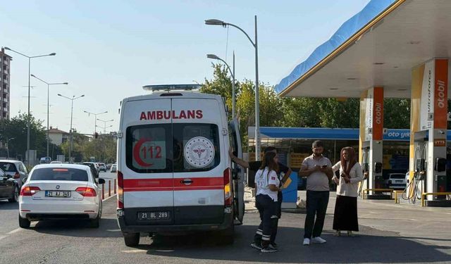 Ambulans kazaya karıştı, sağlıkçılar muhabirin görevini engelledi