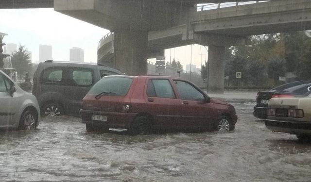 Ankara’da etkili olan sağanak trafikte aksamaya neden oldu