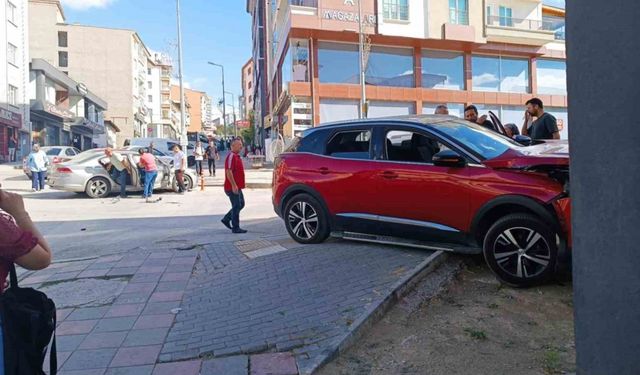 Ankara’da iki otomobilin çarpıştığı kaza paniğe neden oldu