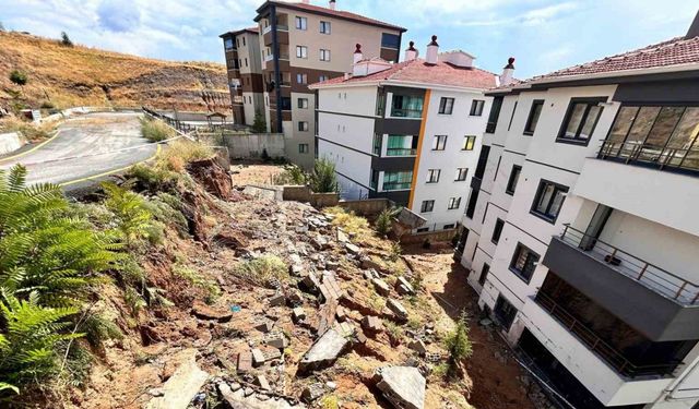 Ankara’da yağmur sonrası istinat duvarı yıkıldı