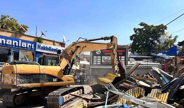 Ankara’nın tarihi İtfaiye Meydanı’ndaki iş yerlerinde yıkım başladı