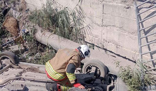 Antakya’da menfeze devrilen otomobilin sürücüsü yaralandı