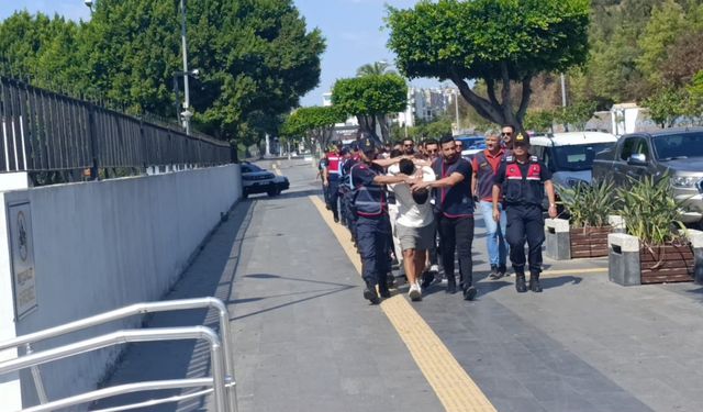 Antalya’da 1’i turist 3 kişiyi yaralayan motosikletli şüpheliler yakalandı
