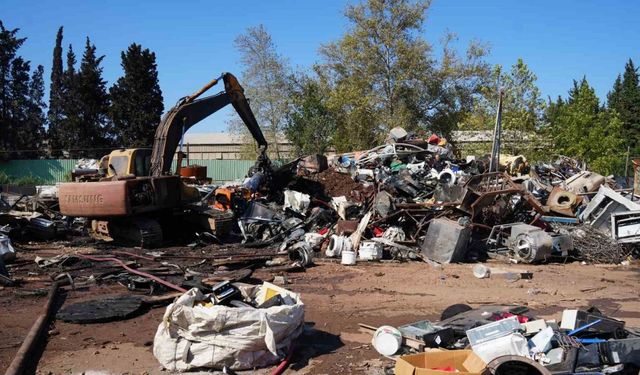 Antalya’da hurdacıda çıkan yangın söndürüldü