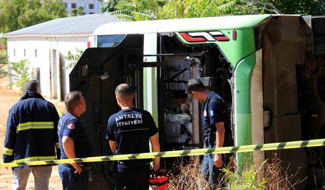 Antalya’da sürücüsü direksiyon başında rahatsızlanan elektrikli otobüs devrildi, sürücü hayatını kaybetti