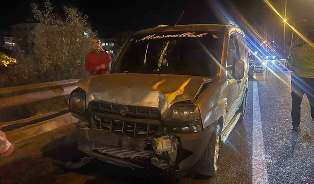 Aydınlatma direği otomobilin üzerine düştü: 2 yaralı