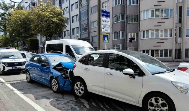 Bafra’da avukat, boşanma aşamasındaki eşinin aracına çarptı: Kadın hastaneye kaldırıldı