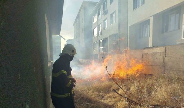 Bahçede çıkan örtü yangını itfaiye ekiplerince söndürüldü