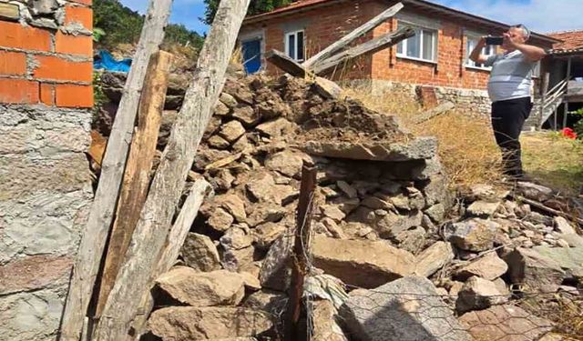 Balıkesir’de 4.9 büyüklüğünde depremde 2 metruk evde çökmeler meydana geldi