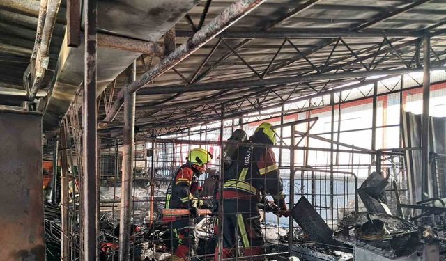 Balıkesir’de zincir market deposunda yangın