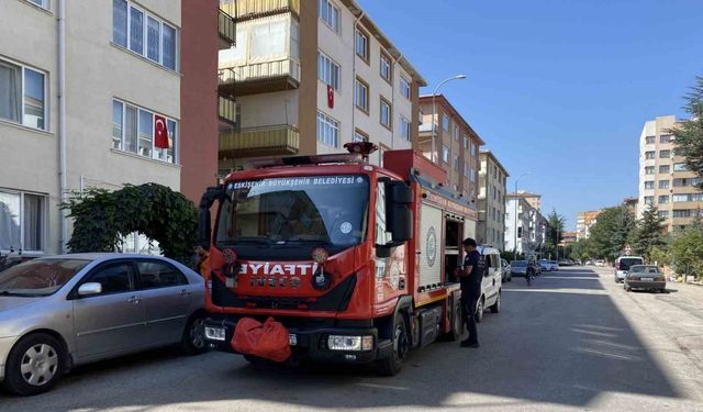 Balkonda alevlenen piknik tüpü sebebiyle yangın çıktı