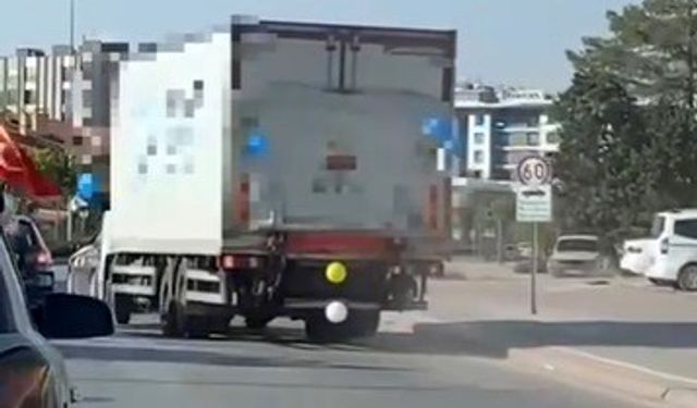 Balonla süslü kamyonun sürücüsünün hareketleri pes dedirtti