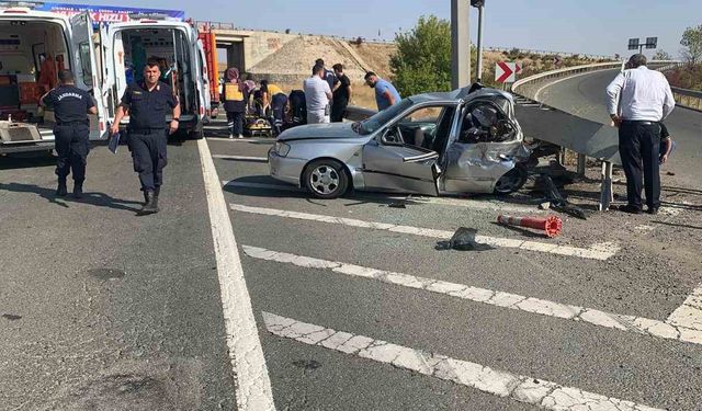 Bariyerlere çarpan otomobil hurdaya döndü: 5 yaralı