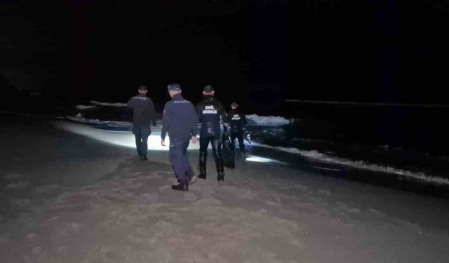 Bartın’da elbiseleri ile denize giren şahıs ekipleri harekete geçirdi