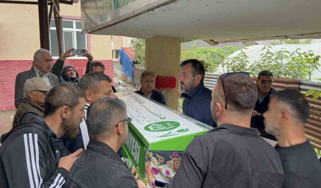 Bıçaklı kavgada yaşamını yitiren kadın toprağa verildi