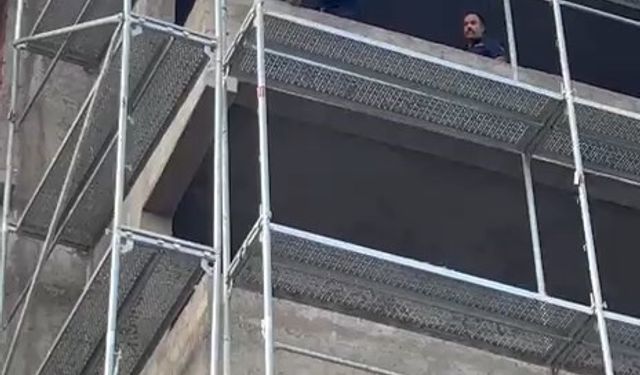 Binadan atlamak isteyen şahsı, itfaiye ekipleri ikna etti