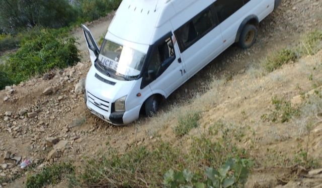 Bingöl’de kontrolden çıkan minibüs şarampole girdi: 7 yaralı