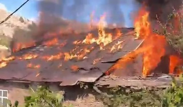 Bitlis’te 2 katlı evde korkutan yangın