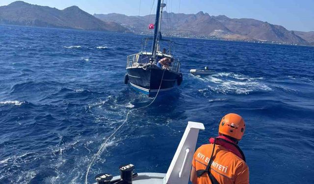 Bodrum’da dümen arızası yapan tekne KIYEM ekiplerince kurtarıldı