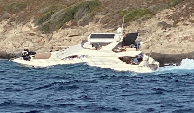 Bodrum’da motoryat, servis botuyla birlikte karaya vurdu