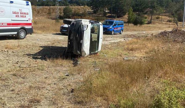 Bolu-Mudurnu yolunda virajı alamayan araç yan yattı: 2 yaralı