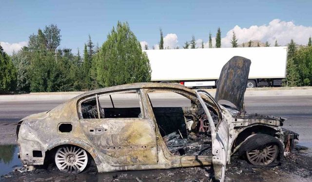 Burdur-Antalya kara yolunda otomobil yandı