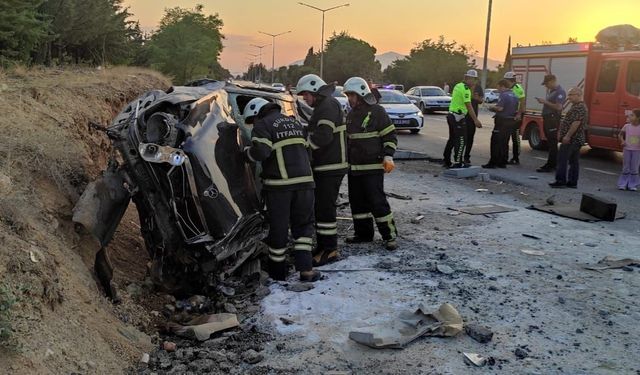 Burdur’da otomobil, otobüs durağına çarptı: 2 yaralı